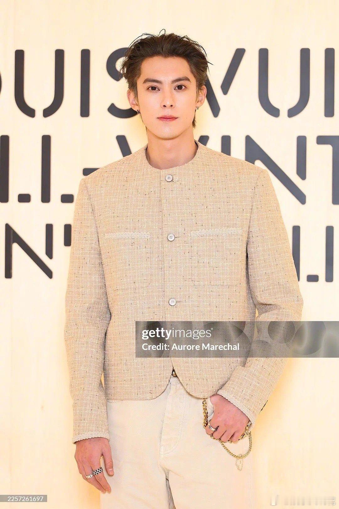 王鹤棣就这样在恐怖行程中依然闪耀巴黎，此人状态好的不行，神图真的有了这次谁敢信这