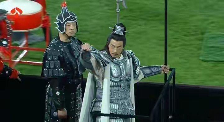 苏超直播何润东，没白来，宿迁队2比0领先南京队。 