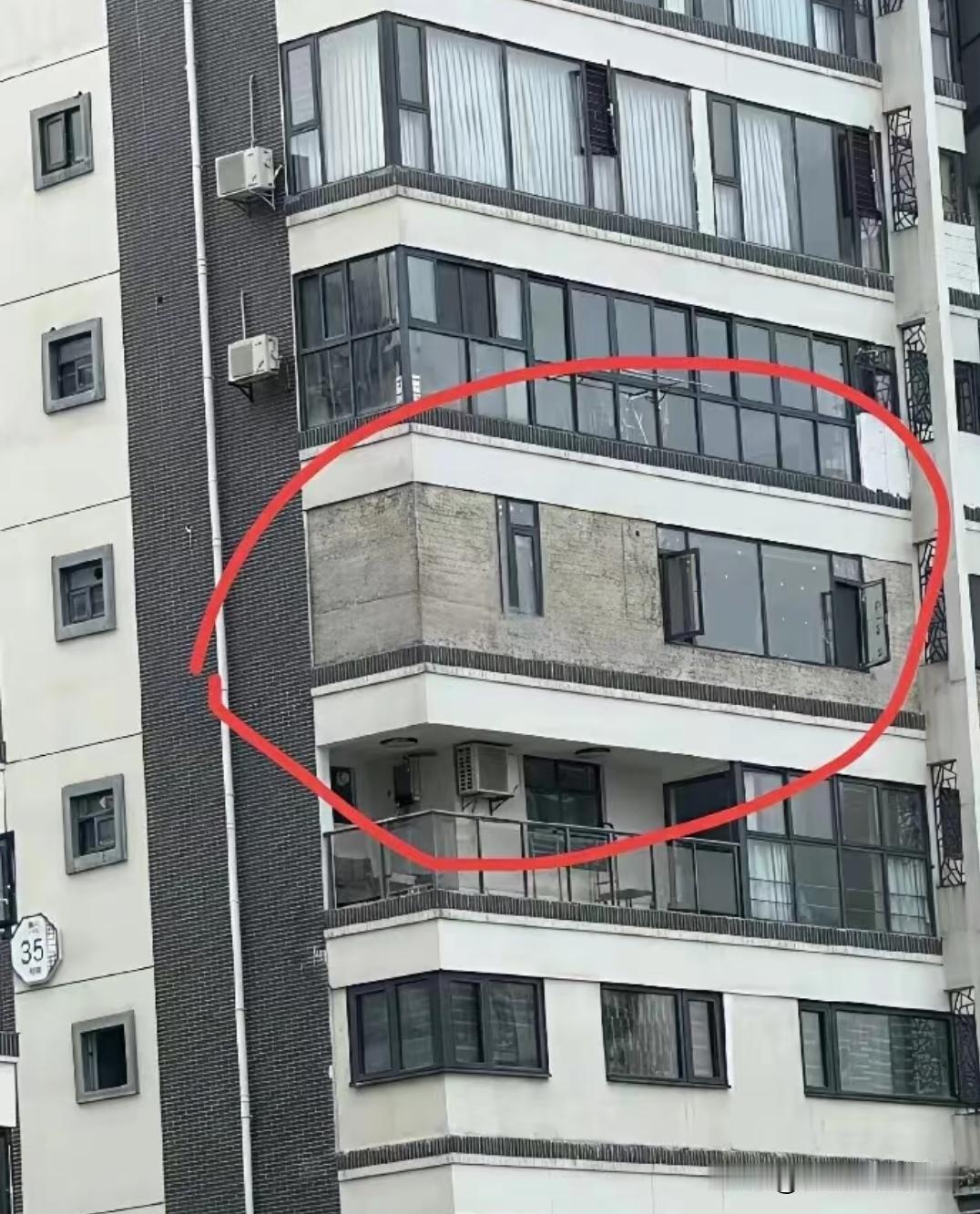 请问这是什么操作😮
家人们谁懂啊！！好好的全景落地窗不用，非要把它扒了砌成砖墙