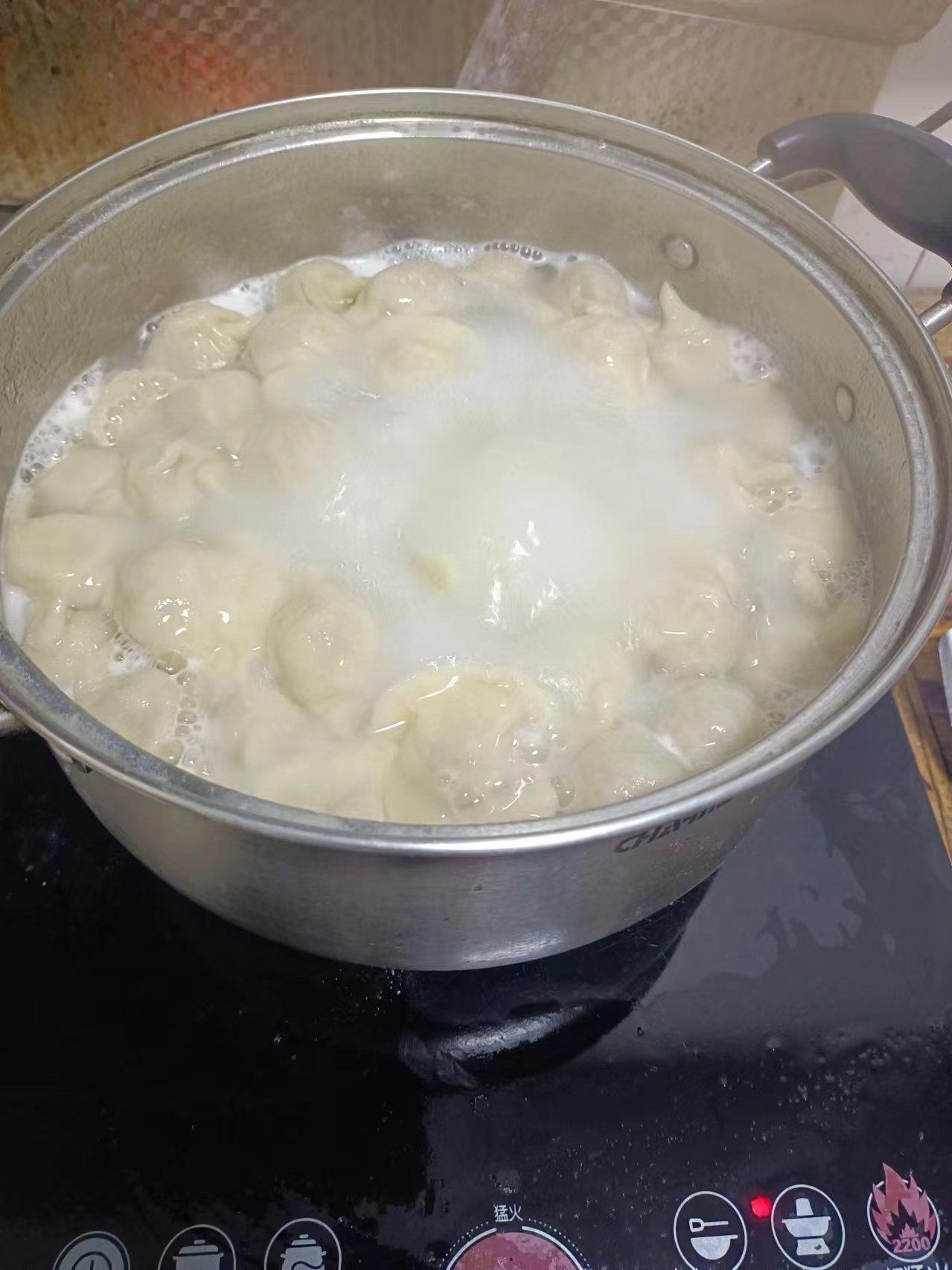 这锅在沸水里翻滚的饺子，是最朴素的人间烟火。热气腾腾的白雾里，藏着家的温度，也藏