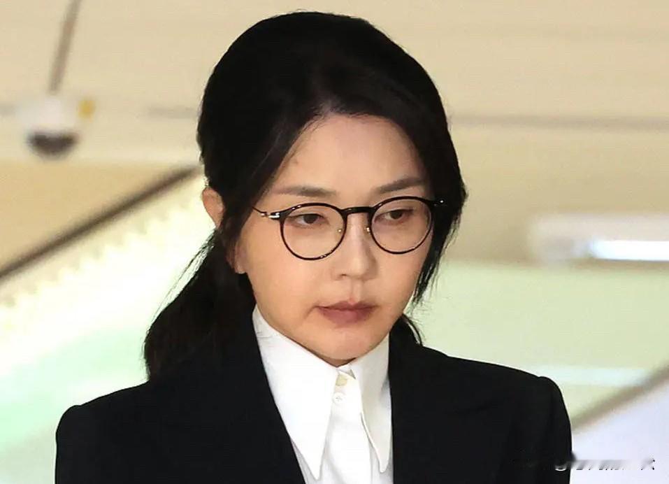 金建希的拘留期即将结束，对于特检组提出的问题也是闭口不答，特检组计划29日对金建