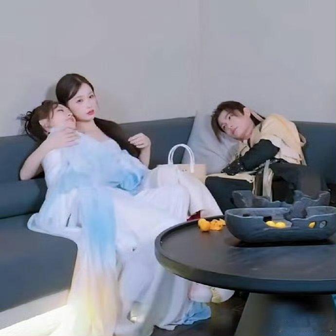 丁禹兮 被打入冷宫的妃子 网友好有梗，但真的好像啊，愁容满面！ 