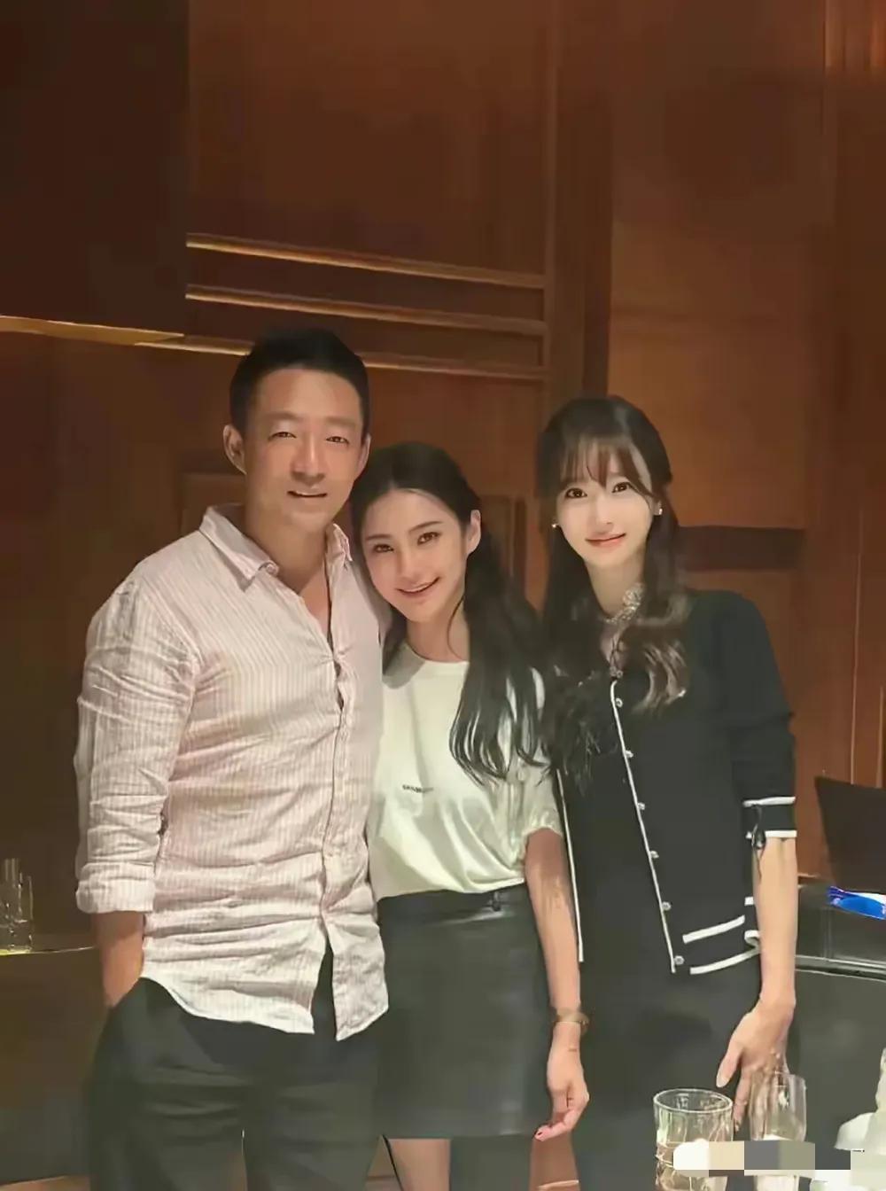 个子高身材好，
皮肤还很白，
虽然小梅也漂亮，
但跟旁边女孩一比，
差别立马出来