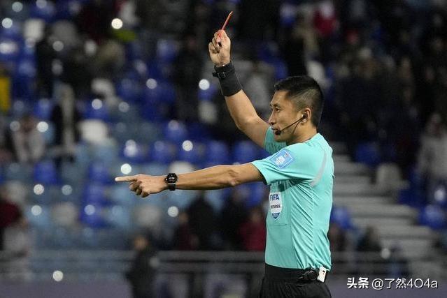本场赛事，马宁搭档周飞、傅明组成全套中国裁判组联动执法，分工配合默契十足。纵观全