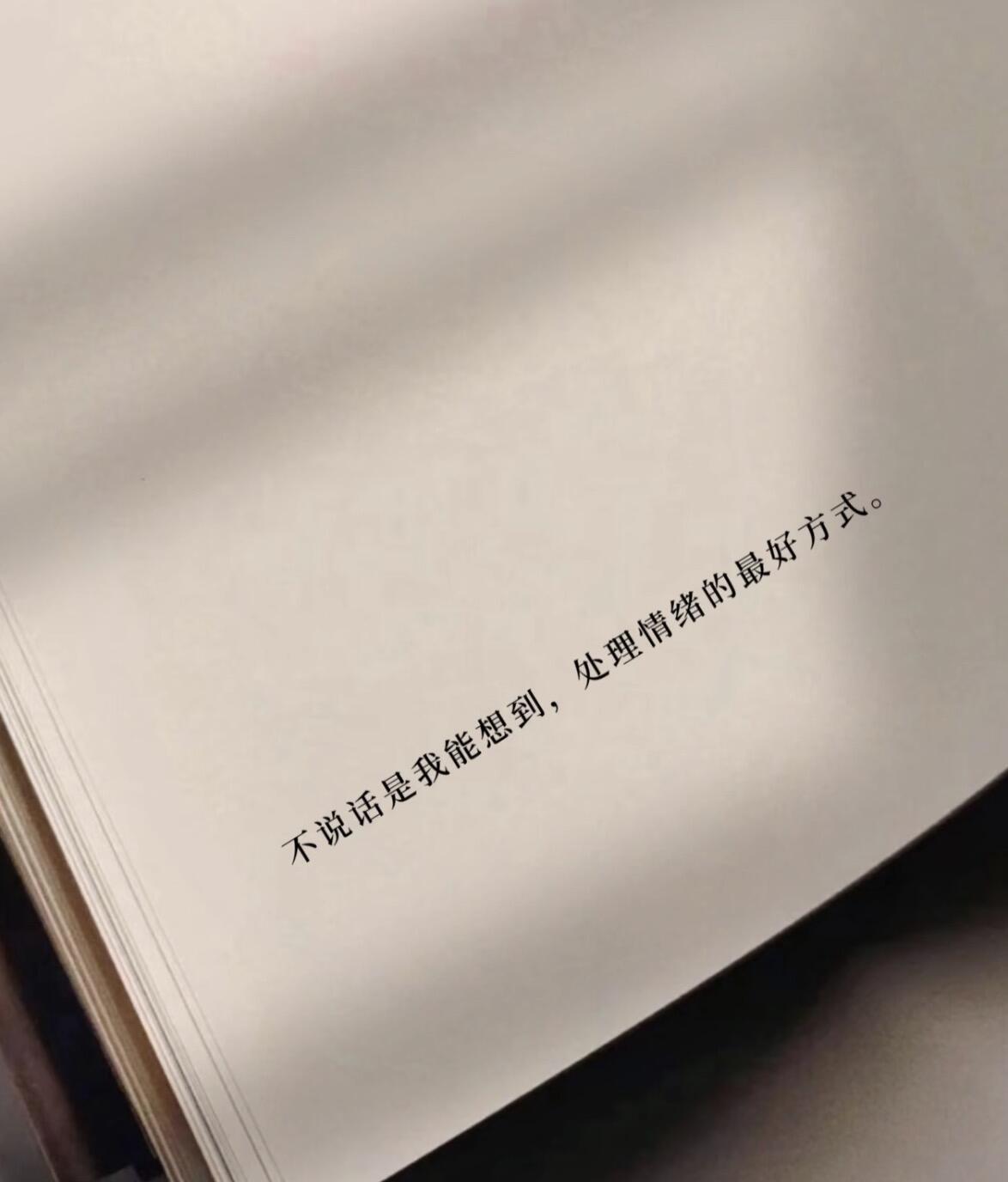 最安静的独处，不是躲进山里，而是在戴着耳机，进入自己的世界。耳机成了当代年轻人的