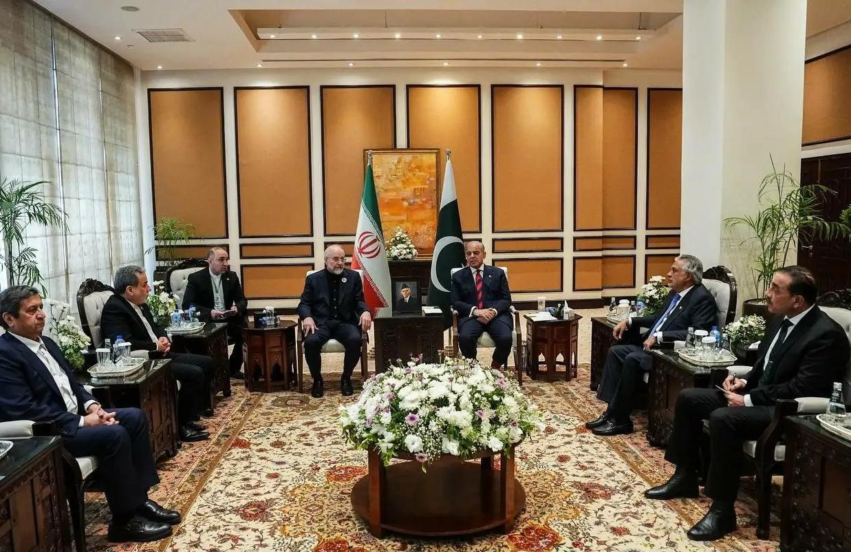 4月12日，在巴基斯坦的斡旋下，美国和伊朗代表团深夜依然未停，谈判现场气氛紧张。