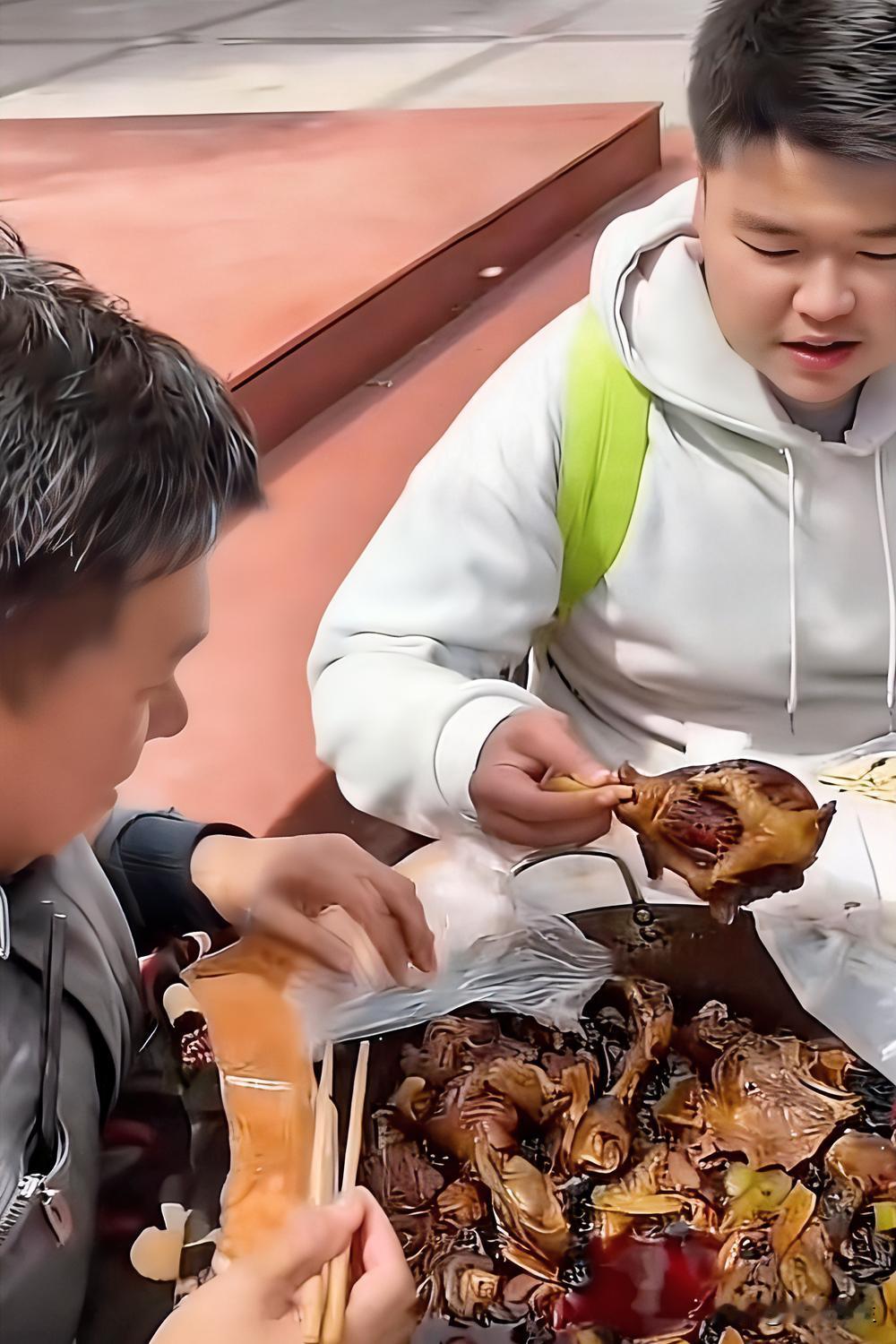 这锅铁锅炖，暖心！
好好吃饭，好好长大！

一位四川父亲特意端着铁锅炖，
专程去