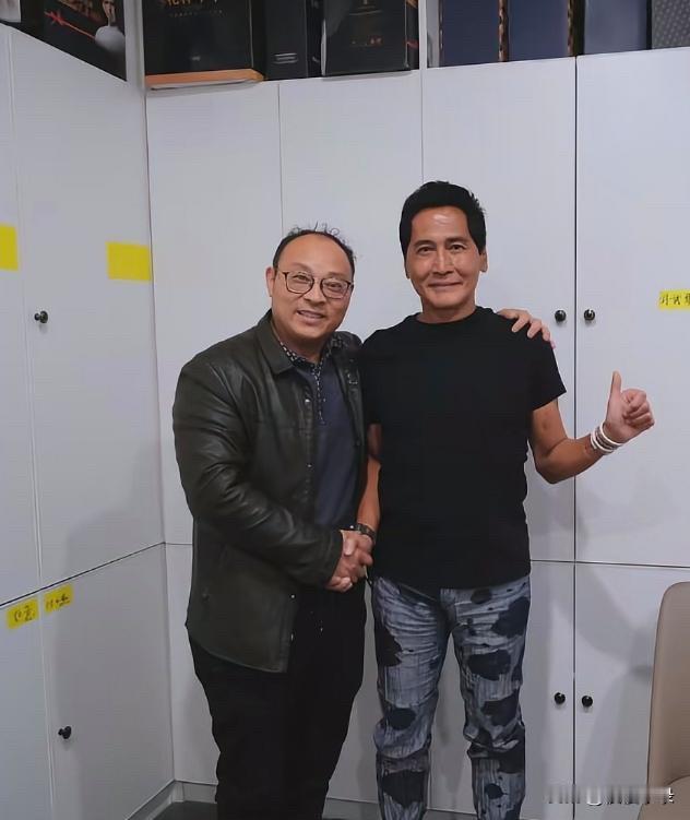 65岁齐秦和粉丝合照，他的脸变化真大，苹果肌好奇怪，面相好慈祥。他的身材维持得挺