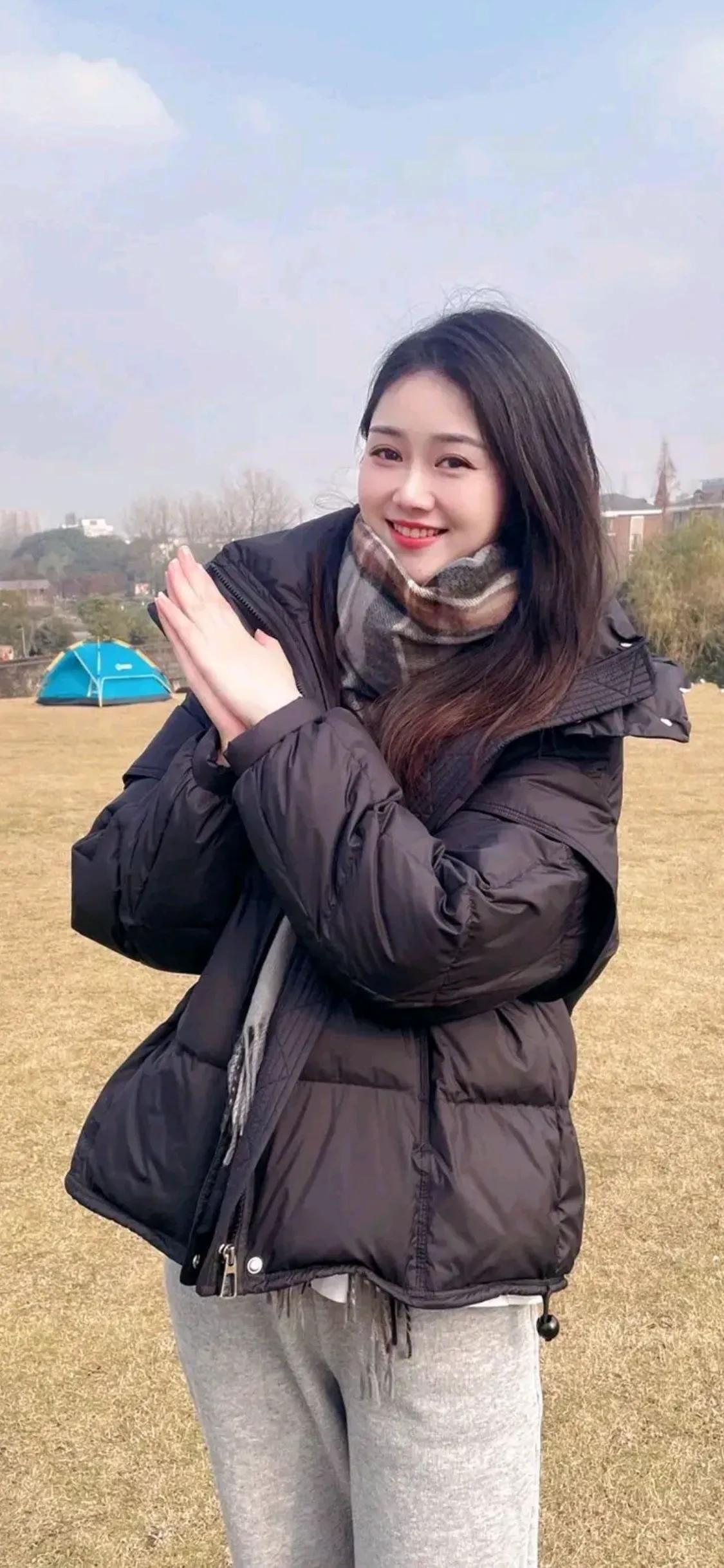 什么情啊爱啊，没有钱你什么都不是，哪怕是父母，子女多了你都不会受到偏爱。

我们
