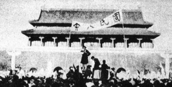 1969 年末，中央打算拆掉天安门广场再重新建设，然而在施工的时候，工人们在旧天