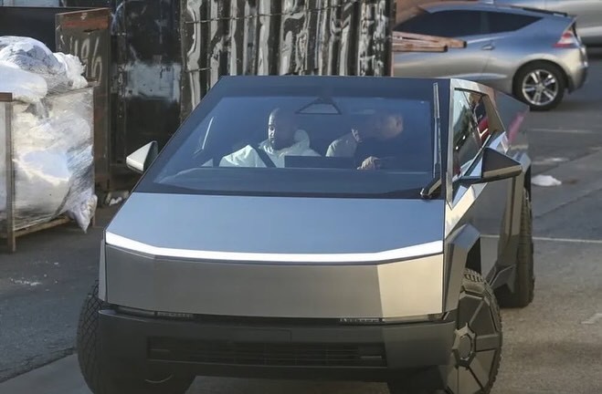 #侃爷殴打涉嫌性侵妻子的男子#Ye in his new Cybertruck 