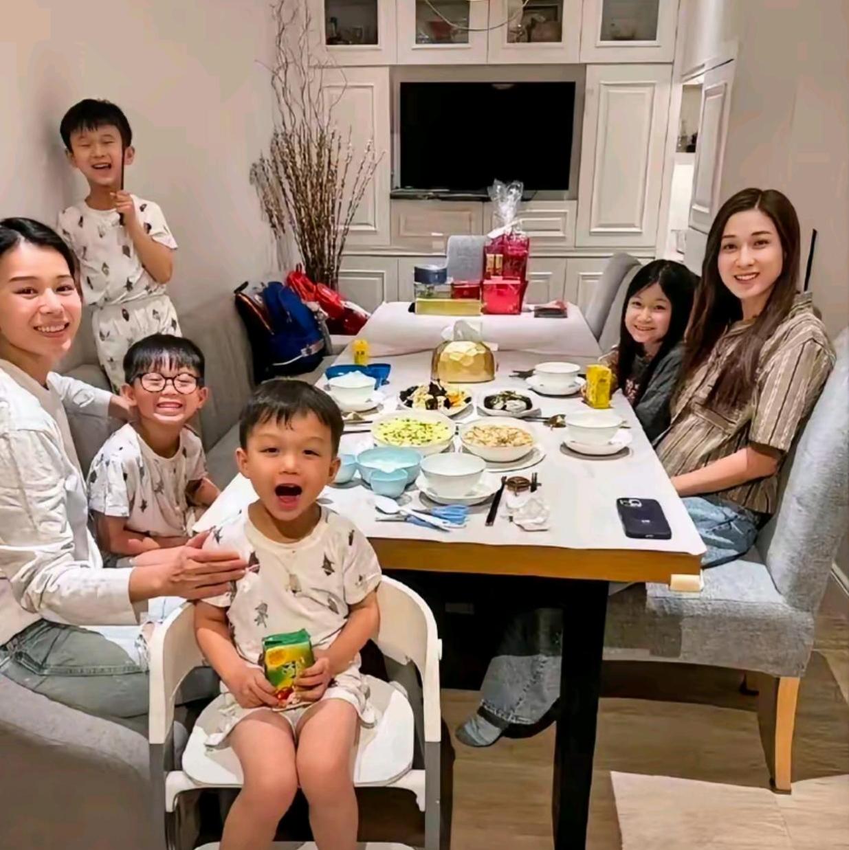 香港视后也难置业，收入差距引人深思
 
同为当红艺人，香港和内地的收入差距肉眼可