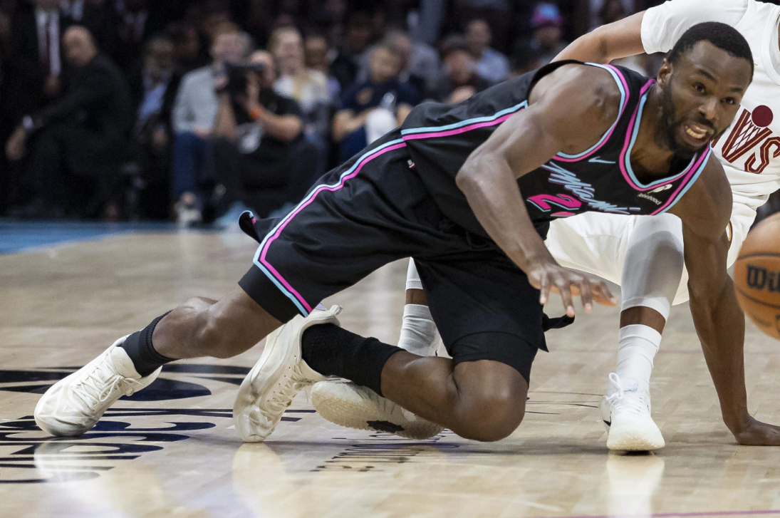 维金斯（被诊断为左髋屈肌拉伤）、希罗、约维奇没有随热火队前往芝加哥，都将缺席明天