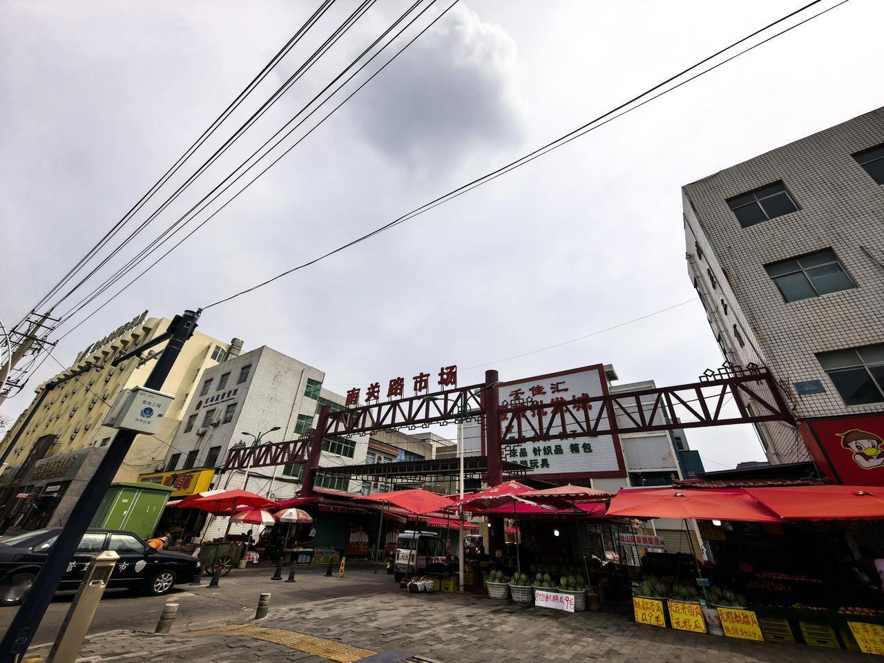 兴平农贸市场也叫南关路市场，是兴平市老城区一个热闹的综合市场，是农贸、小商品综合