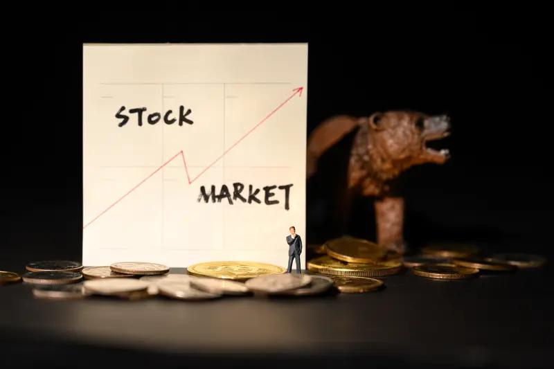 同时，我们要学会运用各类分析工具和方法。如基本面分析，从公司的财务状况、经营模式