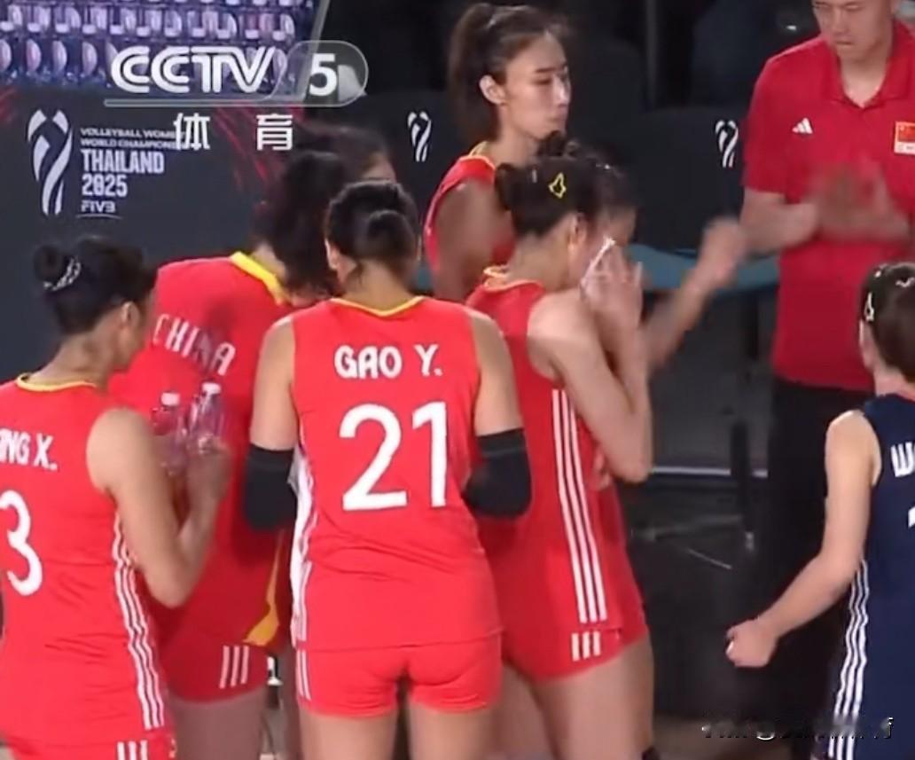 好暖心的一幕啊！昨晚上打墨西哥女排，局间暂停时，妹妹李盈莹和高意剥好香蕉，从替补
