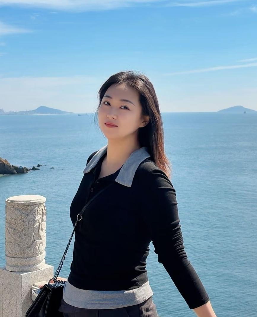 文案
 
海边偶遇这位农村姑娘，气质大方耐看。从小在乡下长大，能吃苦，性子温和实