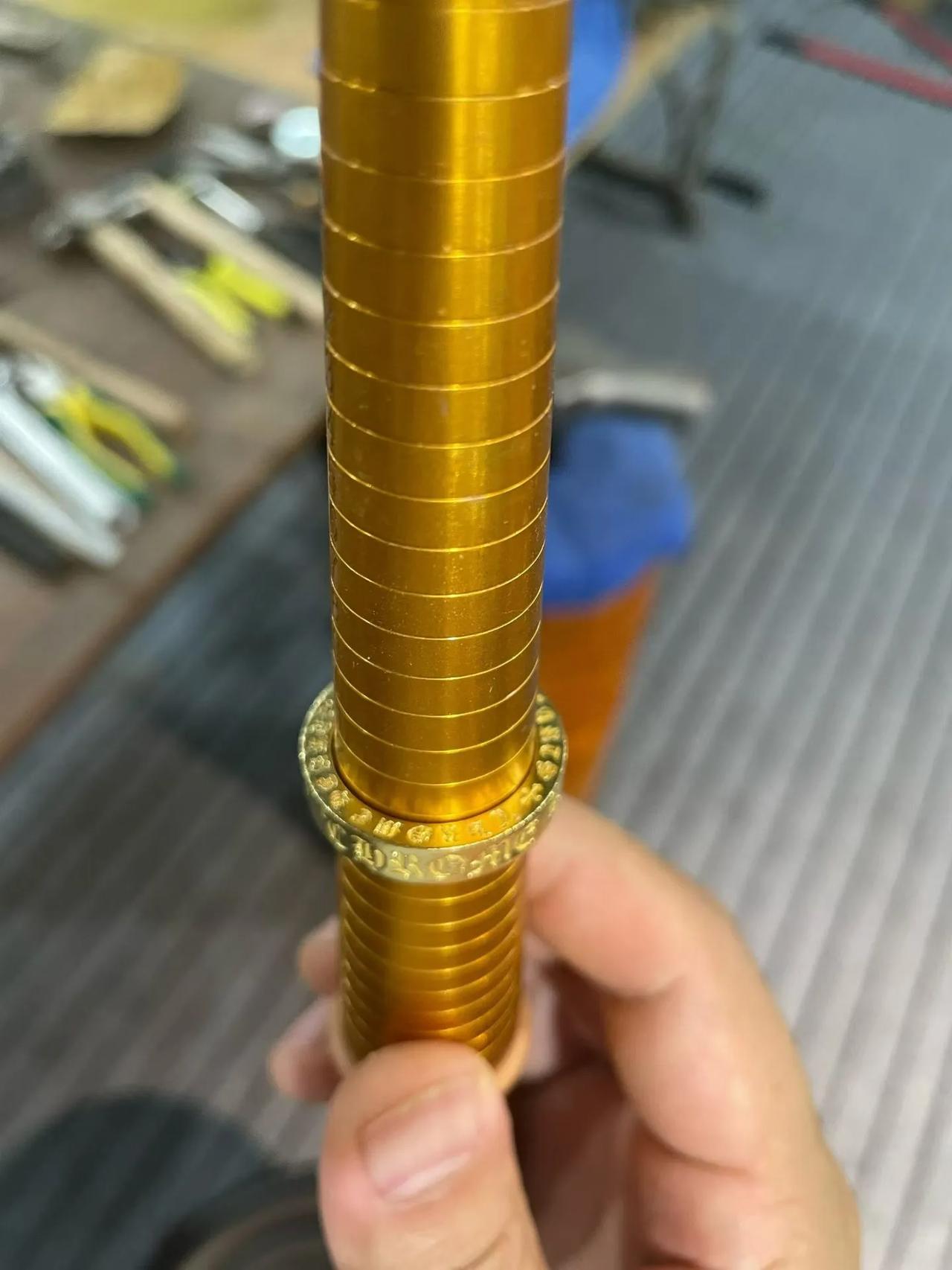 真心话茶局纯金打造的克罗心风字母戒，手工錾刻的纹路带着复古质感，把小众的个性和黄