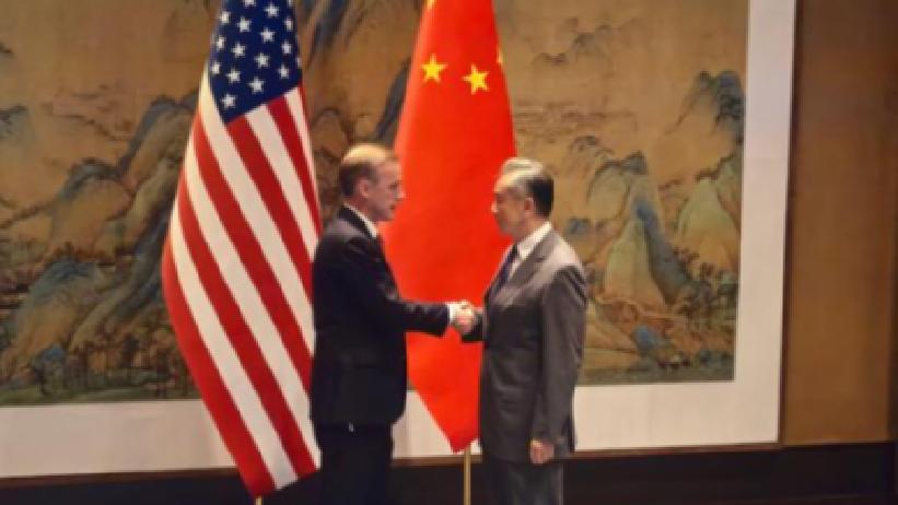 就在刚刚
 
新加坡一位受访者突然表态了。
 
在采访里他把话挑明：如果中美开战