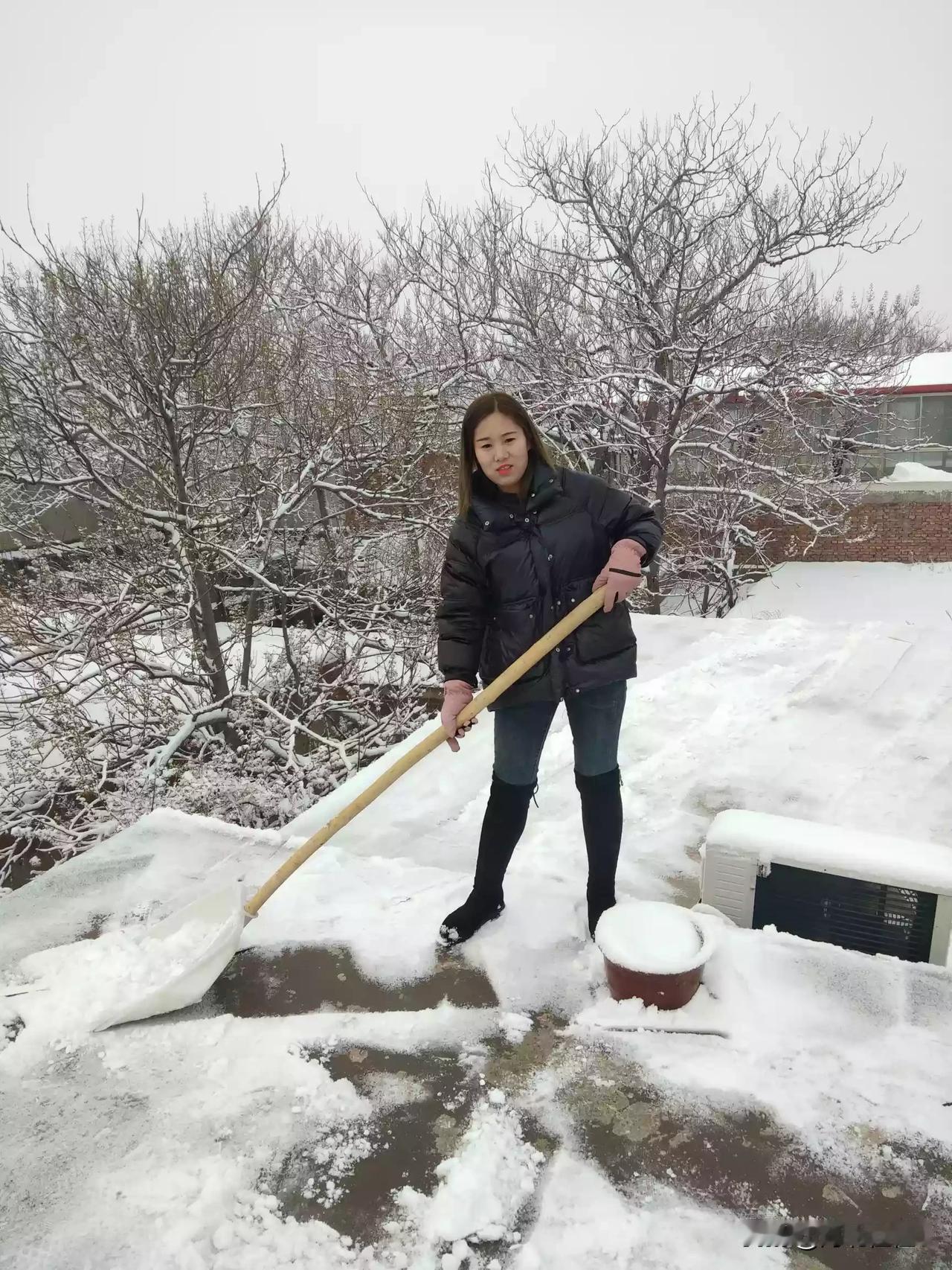 家人们，12点更新视频，昨天上房扫雪的视频被我不小心给删除了😭