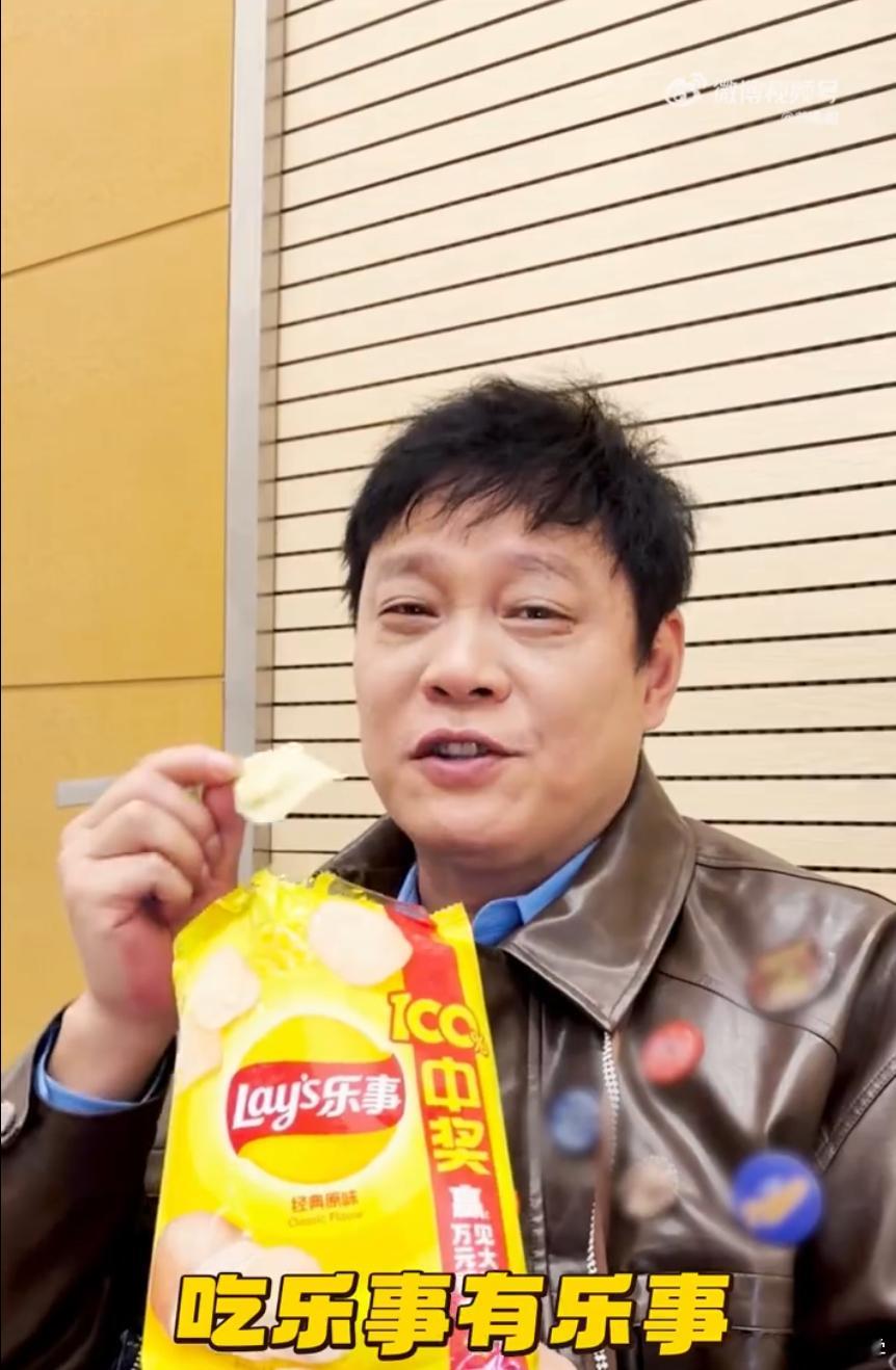 范志毅演我爸爸吃薯片 每到周末最幸福的时光就是吃着零食看球赛了，瓜子、薯片、花生