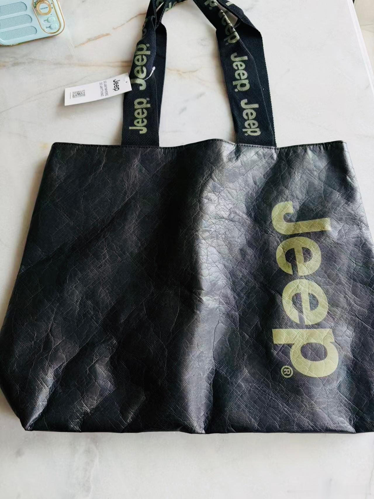 今日份铁粉福利，抽个Jeep的托特包，点赞评论即可，三天就开奖  