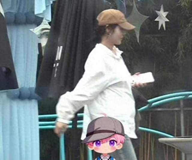 #张佳宁挺孕肚办事#不是不结婚不恋爱吗 啥时候怀的孕啊