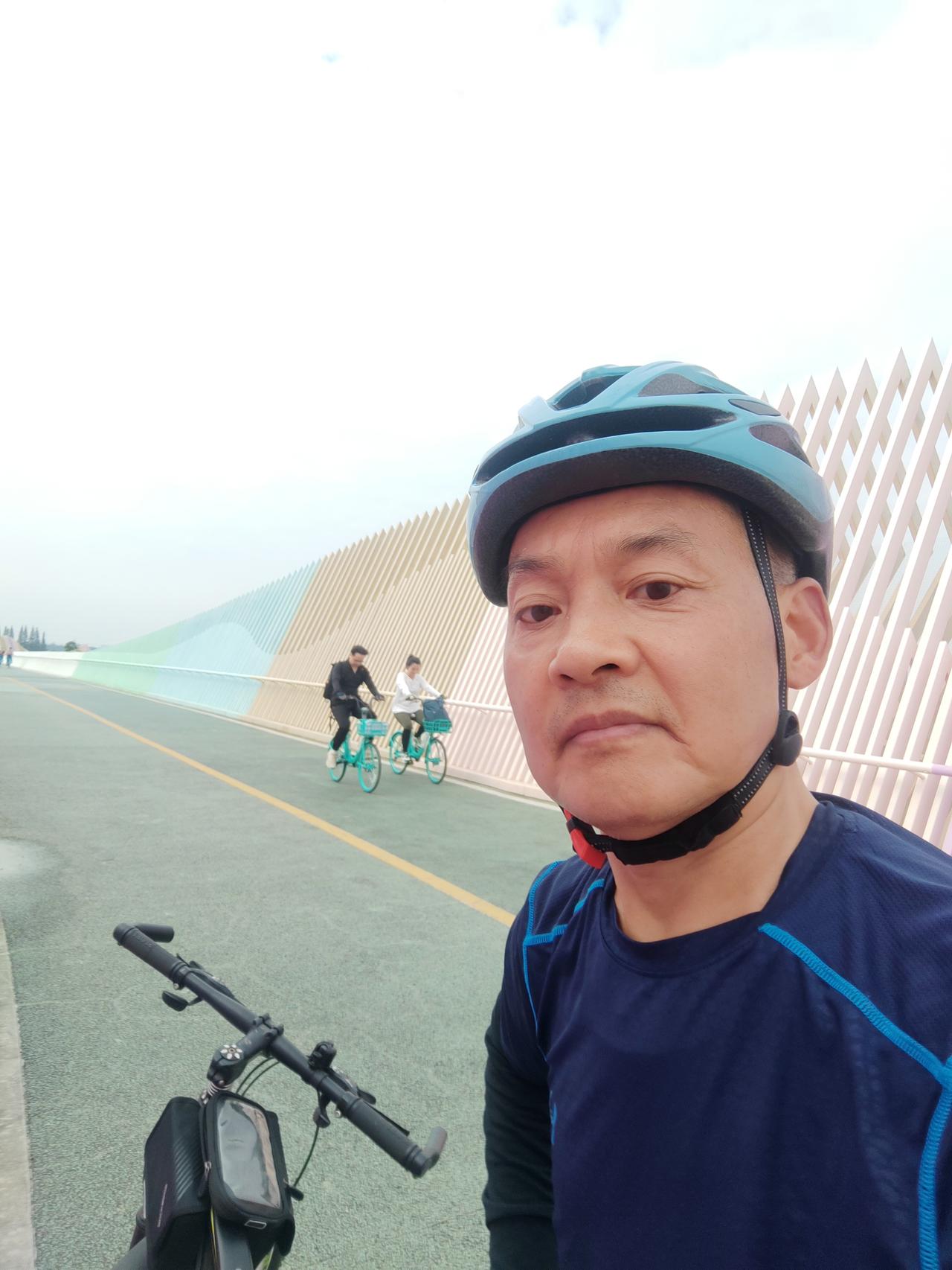 环城100公里绿道给成都带来的可太多了。从环境上看，它就像一条巨大的绿色绸带，为