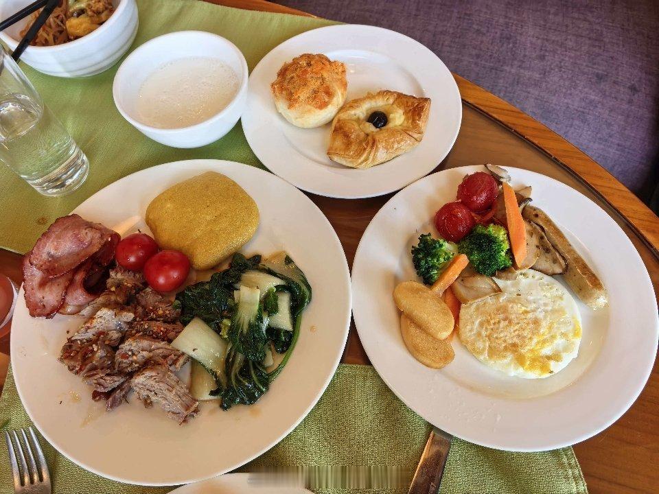 在净月潭附近美滋滋炫了顿早餐🍳，吃饱喝足，活力值拉满！接下来就是去净月潭，“吸