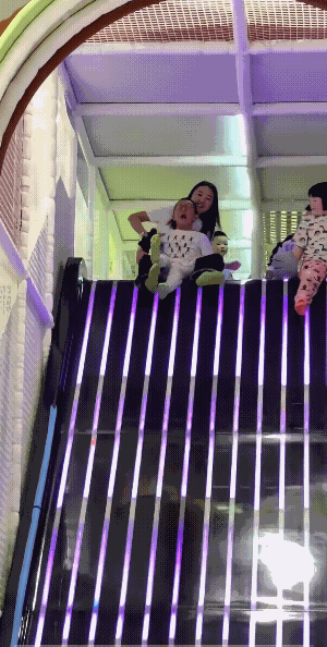 小男孩的胆子没练出来，嗓子却练出来了。
隔着屏幕都觉得把孩子吓坏了……
妈妈的这