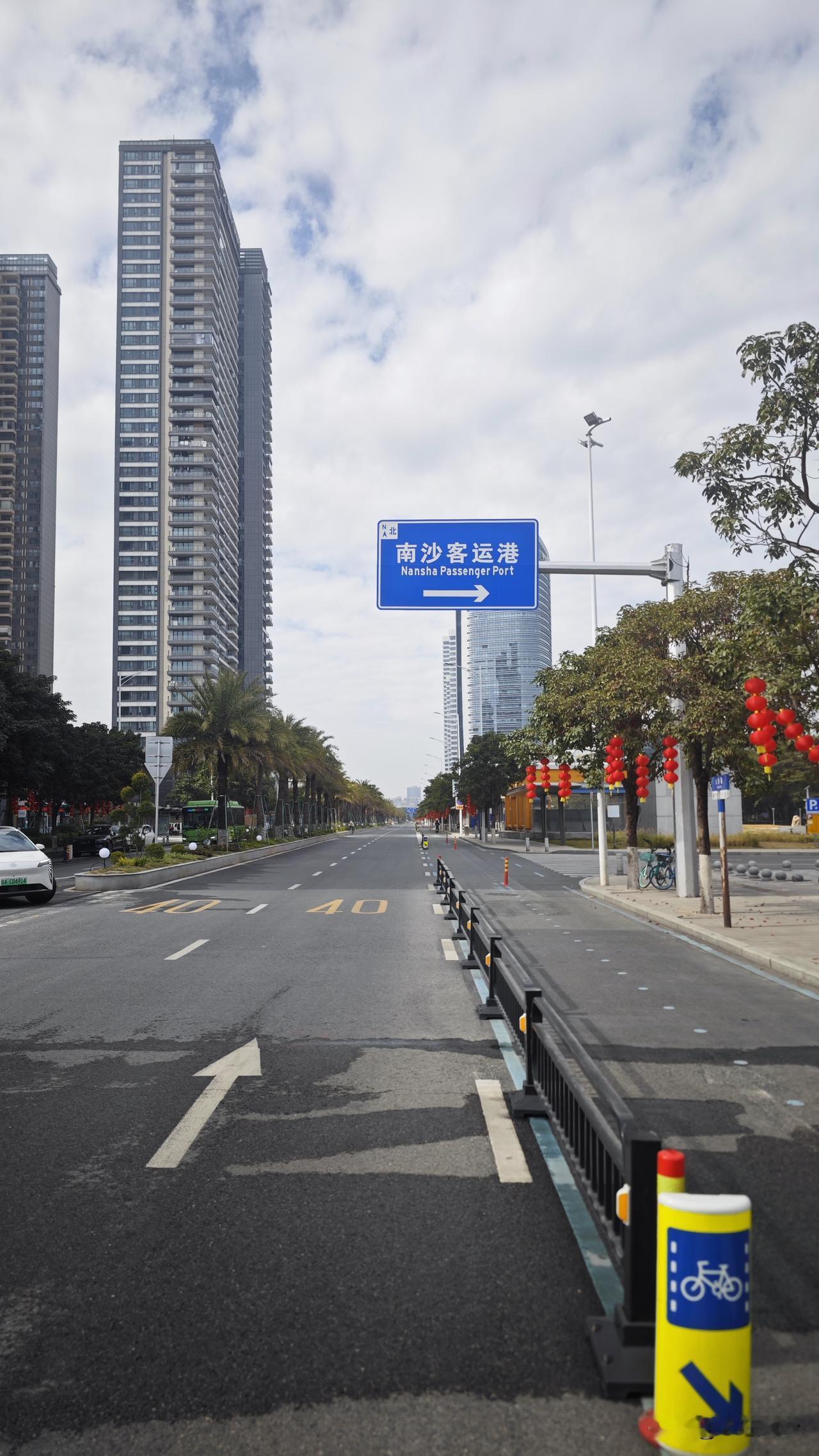 南沙客运港兴沙路，为了打通慢行系统，隔了一个车道作为非机动车道。
然后搞笑的是，