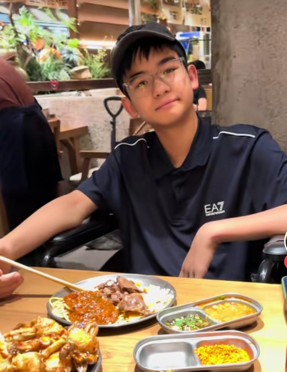 阿迪前妻王妍，又晒骏骏吃大餐的视频了！网友们说，每次看到骏骏出场，不是在炫名牌就