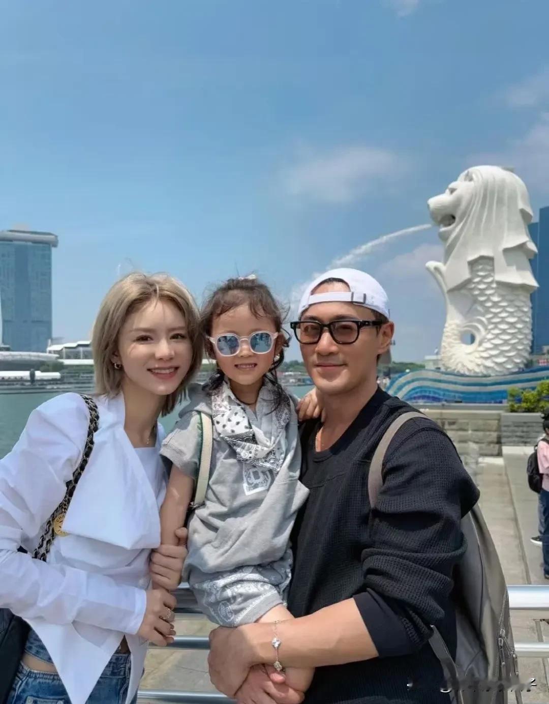 林峯一家三口新加坡旅游同框。
林峯张馨月和女儿小Luna的暑假第一站新加坡达成，