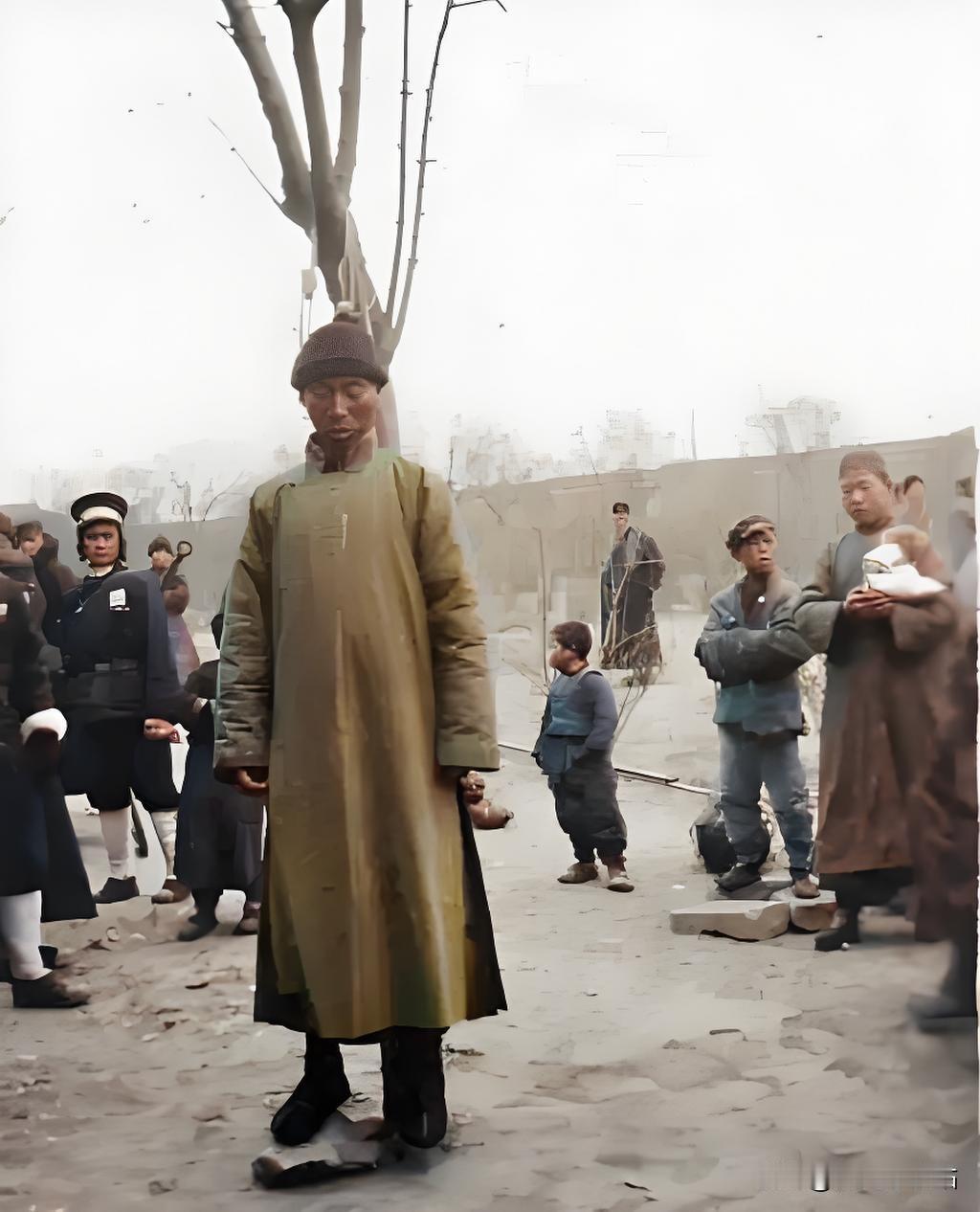 民国时期，天津古城之外的一片荒僻之地，发生了一幕悲剧：一名男子黯然选择以自缢的方