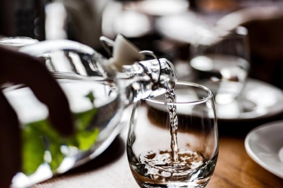 听我老婆说，我那从未谋面的岳父，就是喝酒喝死的。

我岳母嫁给我岳父后，才知道他