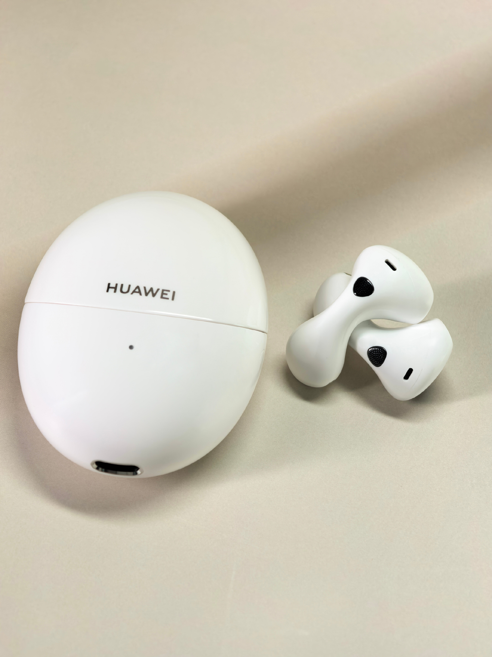 FreeBuds 6 戴着是真舒服。单耳超轻，久戴也不胀耳朵，眼镜党适配度拉满。