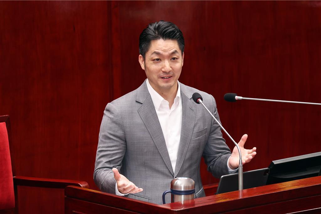 蒋万安反驳女“台独”。

台媒报道，国民党主席郑丽文今天在国共高层会面时谈到“两