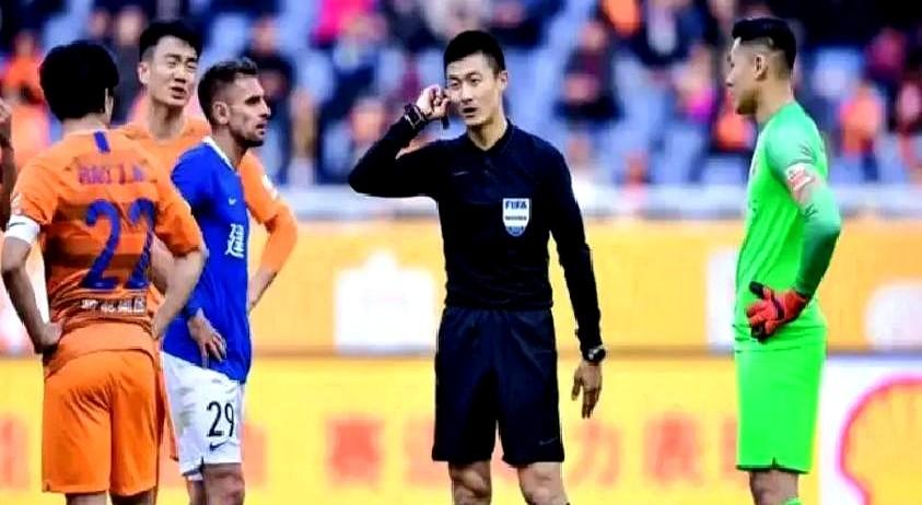 中超VAR又出幺蛾子了，这回是真的看不懂。

上海海港那场，开场进球，VAR远程