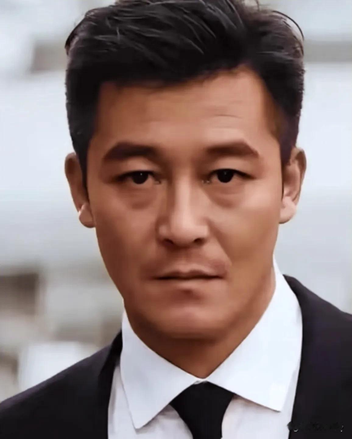 兄弟们，快看，他是谁？总感觉在哪里见过，仔细想想！肯定是大明星，但是又有点想不起