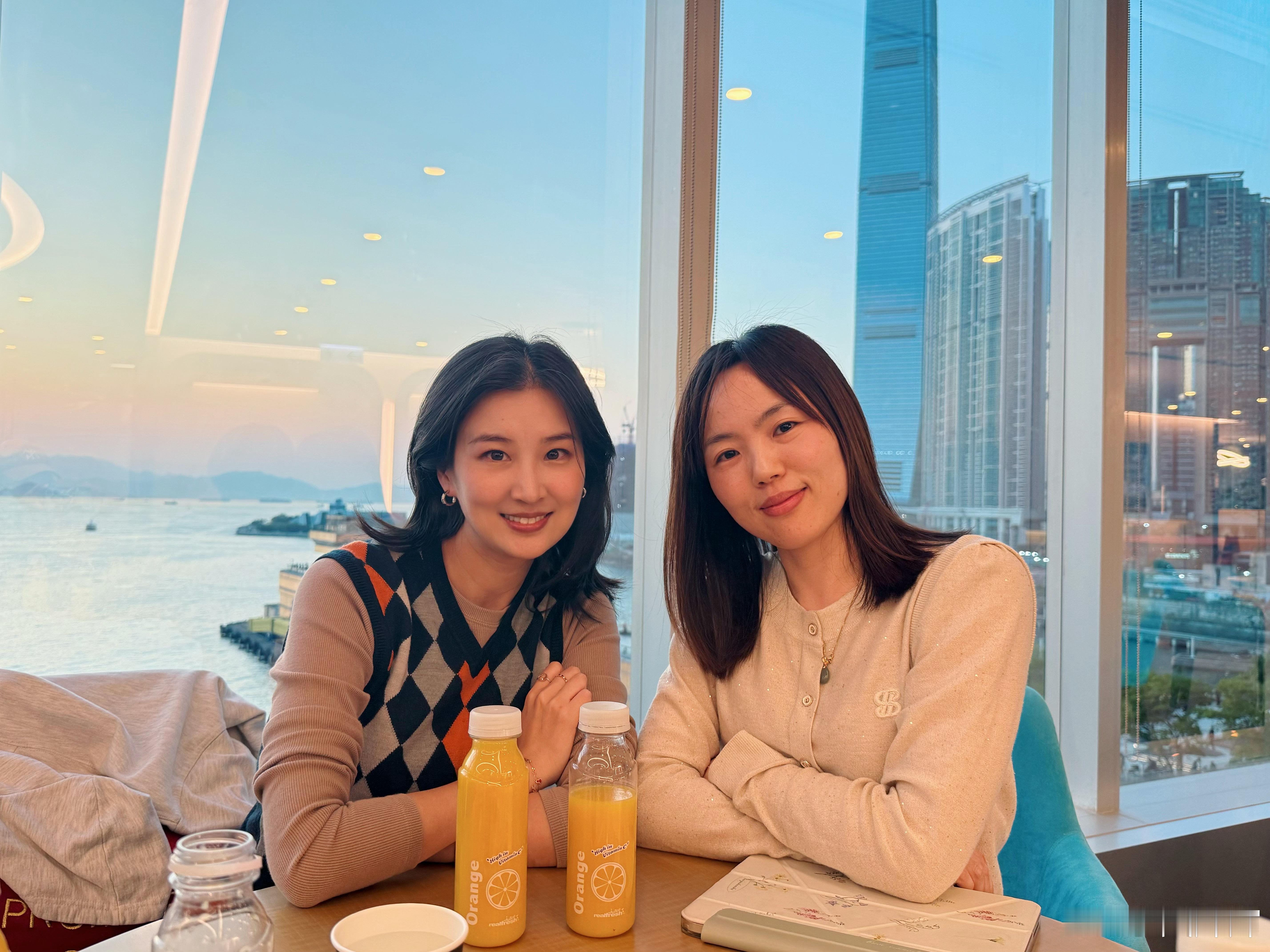 又是打飞的来香港工作的周末。一位微博时代就默默关注了我很多年的网友妈妈，现在是一