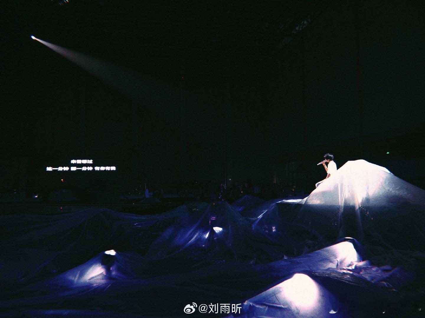 刘雨昕这么穿不热吗 刘雨昕一化烟熏妆就知道舞台不简单 乘风2026 层层设计看着