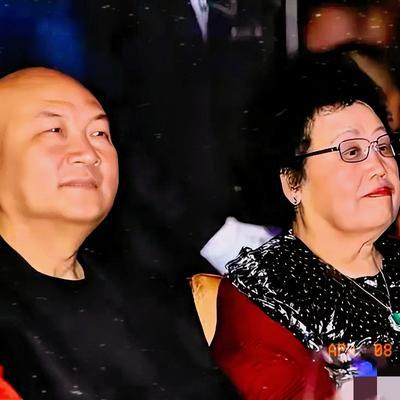 迟重瑞称，在她离世之前，已将身后诸事妥善安排停当。大部分生意股份和产业留给了赵勇