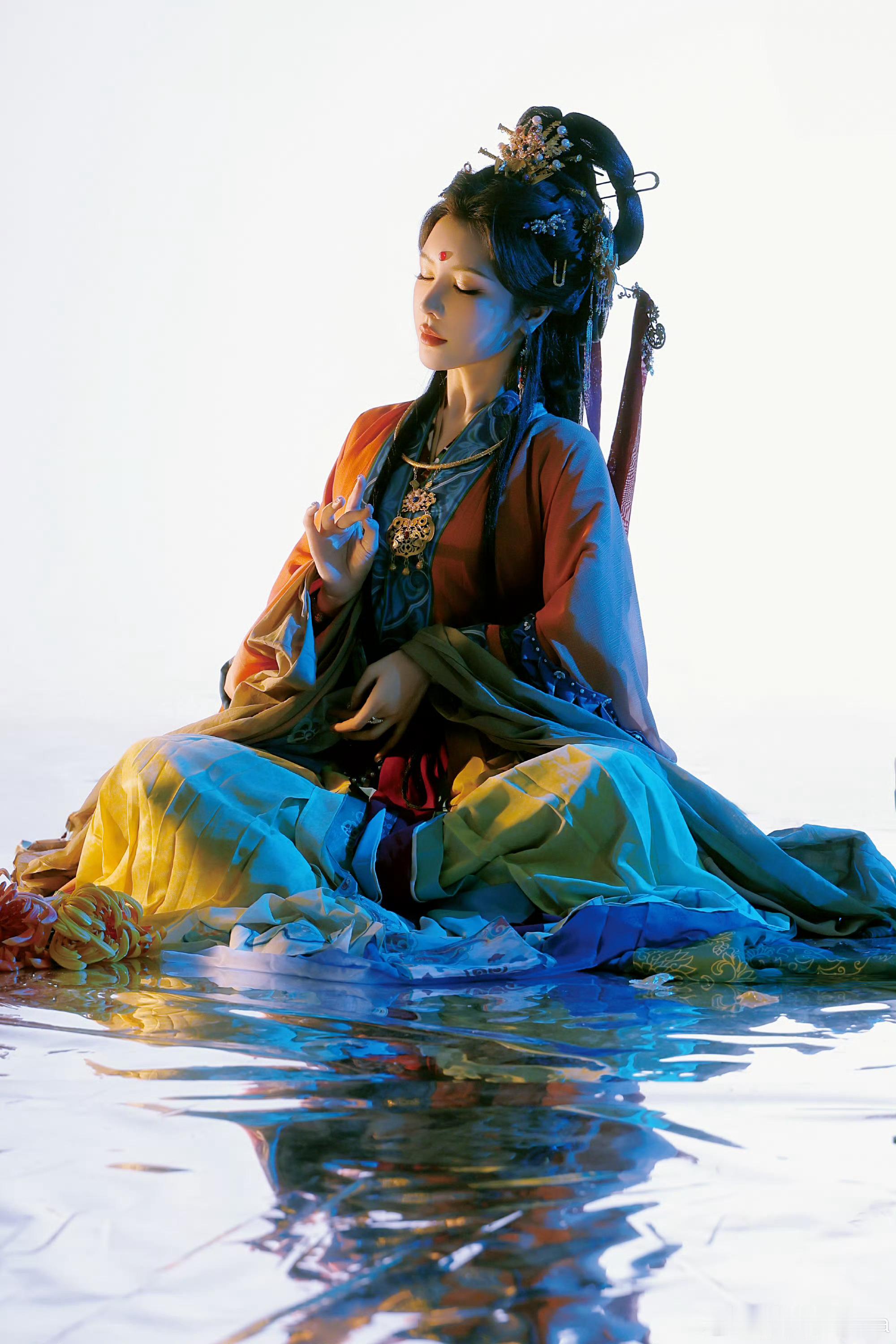 戴燕妮神女在发光戴燕妮神女造型美得让人眼前一亮，眼神清冷自带光晕，宛若从古壁画中