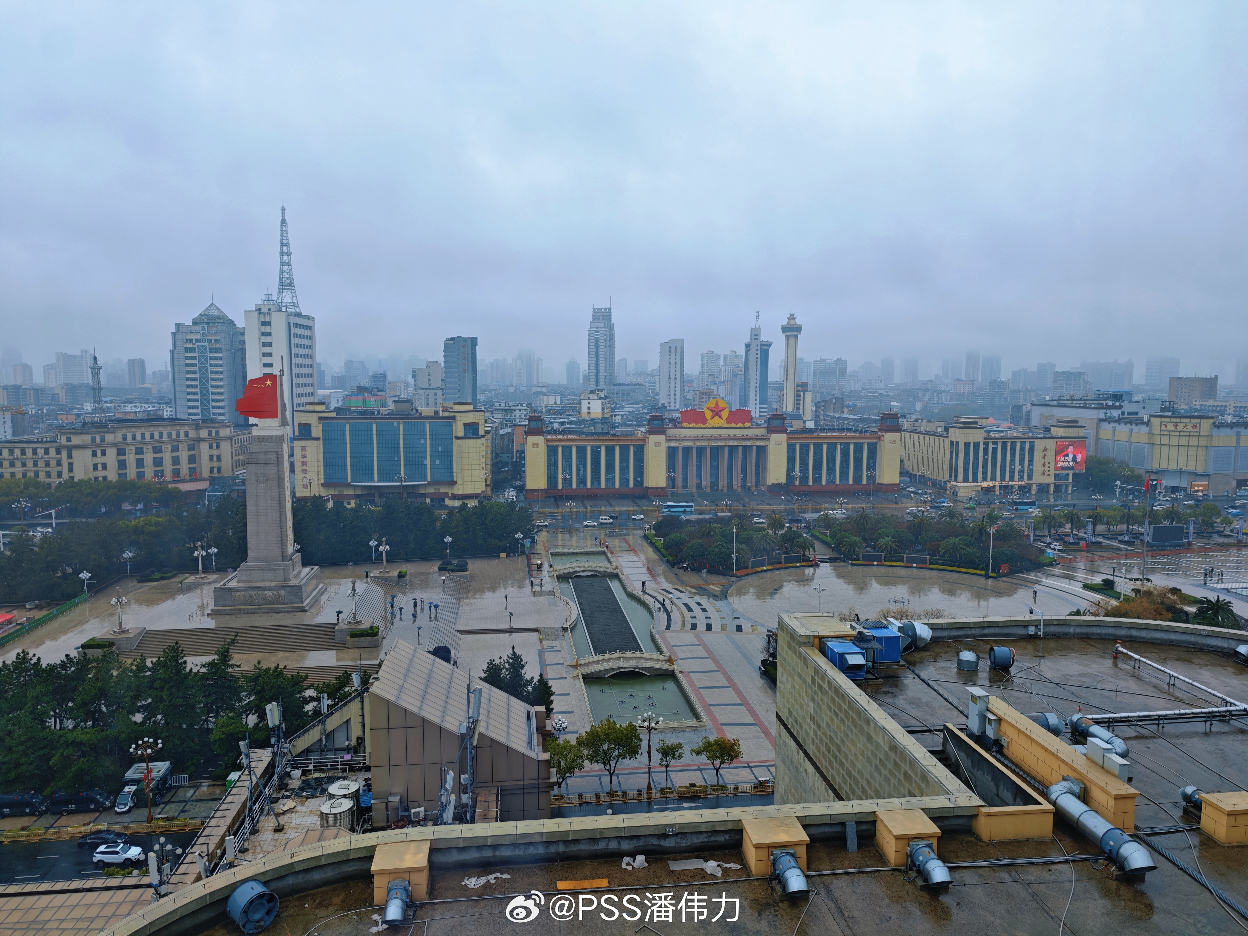 在八一广场看国际局势深感和平来之不易 南昌·八一南昌起义纪念塔