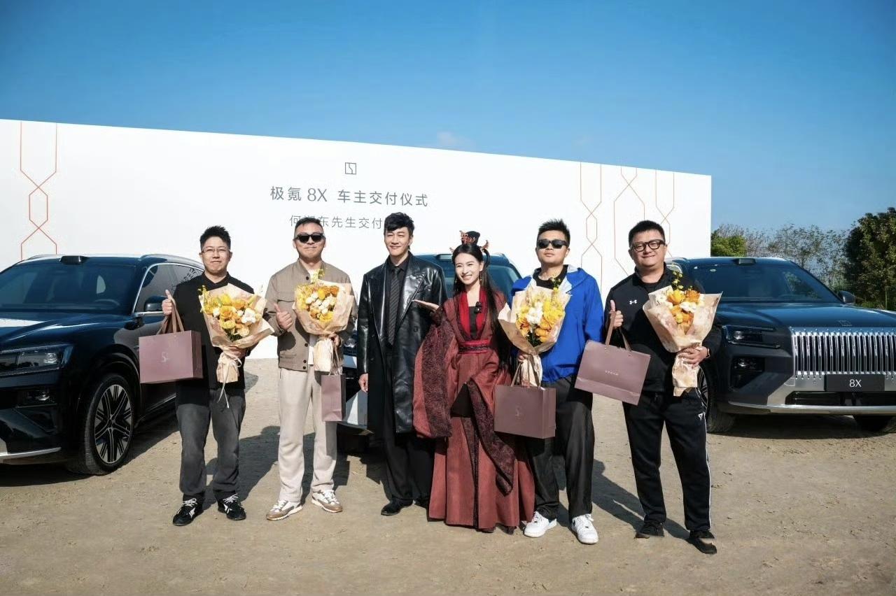 极氪8X是何润东参与新车交付
新公路之王跟西楚霸王，还挺搭的。
何润东这波也是火
