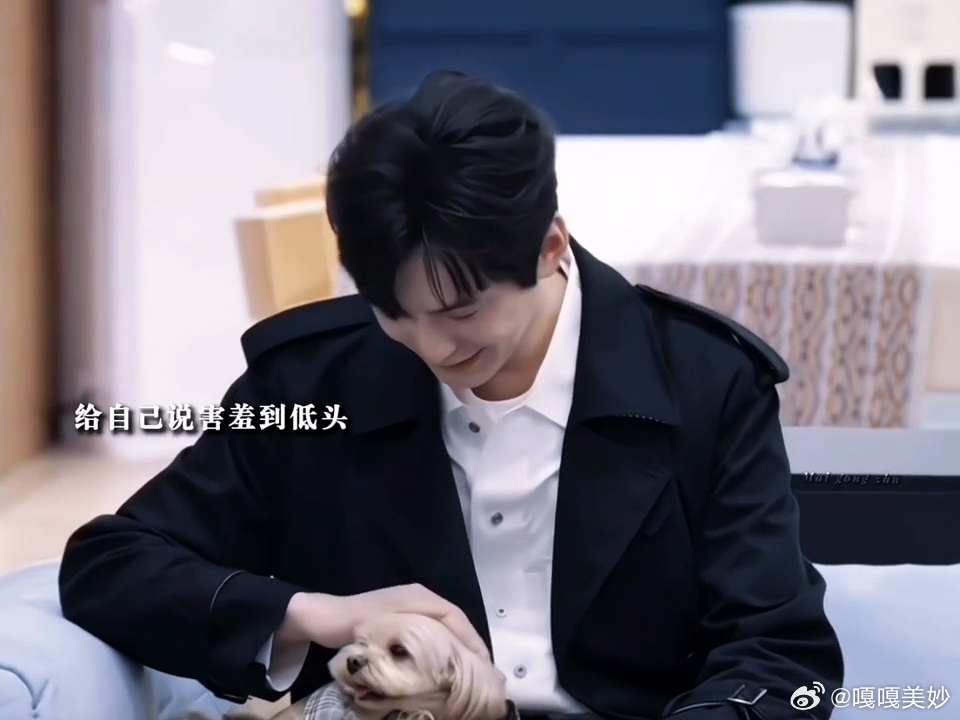 你们两个怎么张嘴说中文在恋综里看到韩剧了初见画面氛围感直接拉满，黑大衣男生抱着小