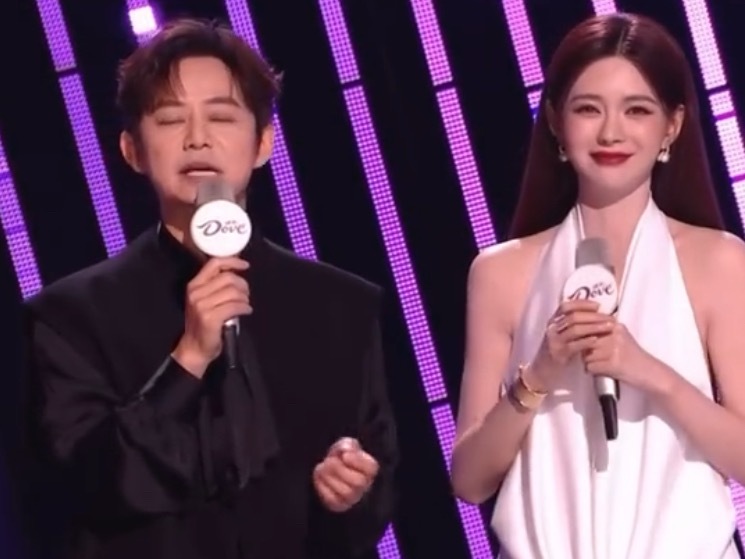 沈梦辰误入艾利斯顿商学院这个声鸣远扬四强F4一起唱了一起来看流星雨的主题曲“流星