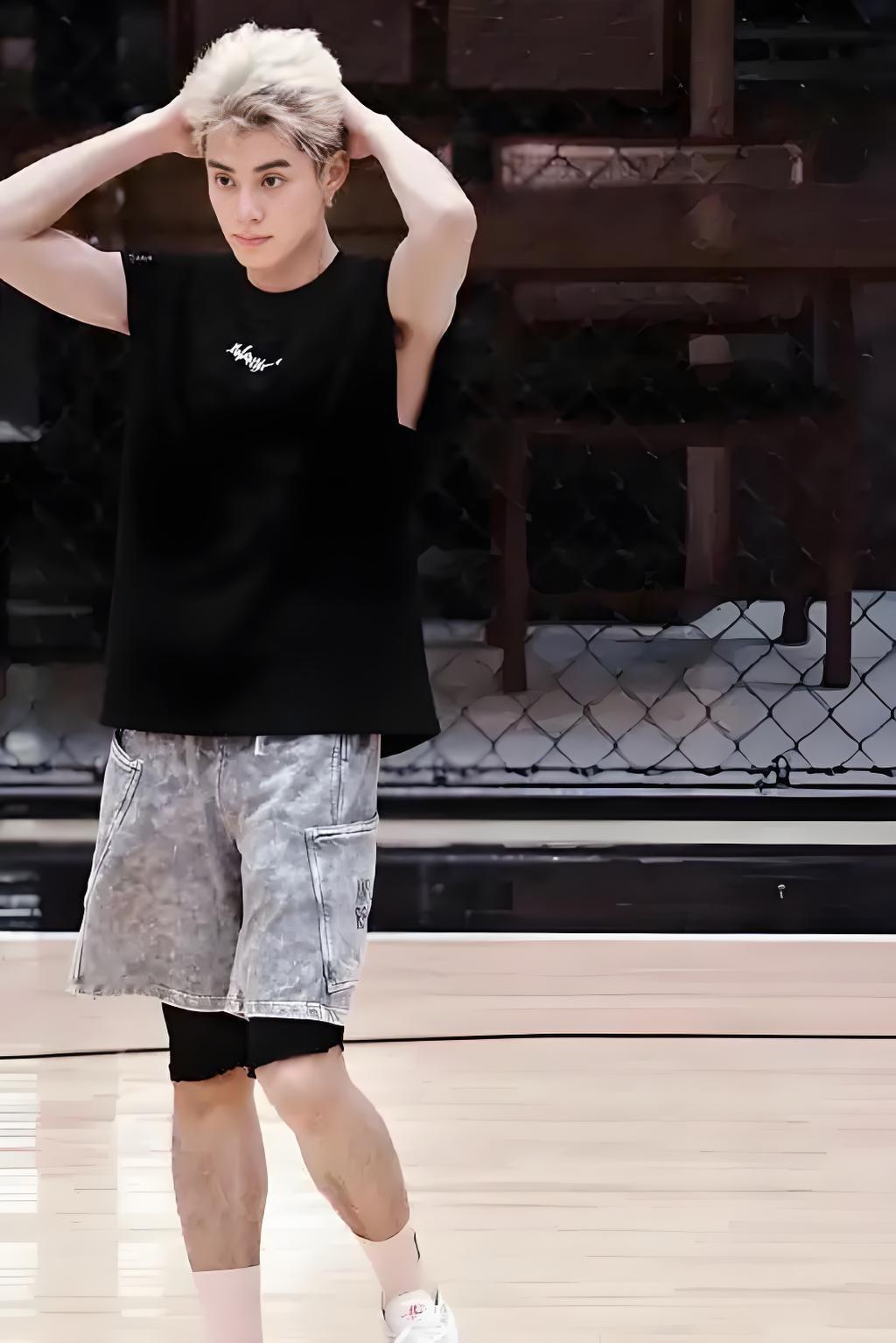 刷到王鹤棣新路透，被头顶那几根白发戳到了！原来帅哥也逃不过少白头的遗传，加上连轴