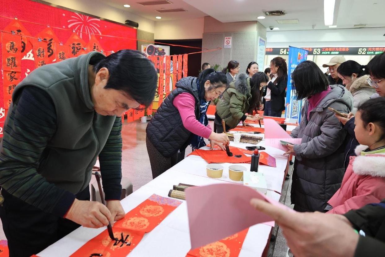 墨香润政务 春联暖民心——西安高新区“强基工程”新春送福进政务服务大厅

笔墨传