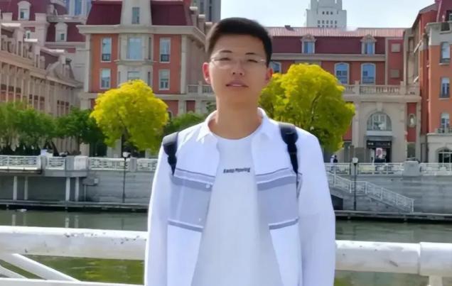 常书杰当年以690分考上北大，却因为迷恋打游戏被北大勒令退学。父母心灰意冷，亲戚